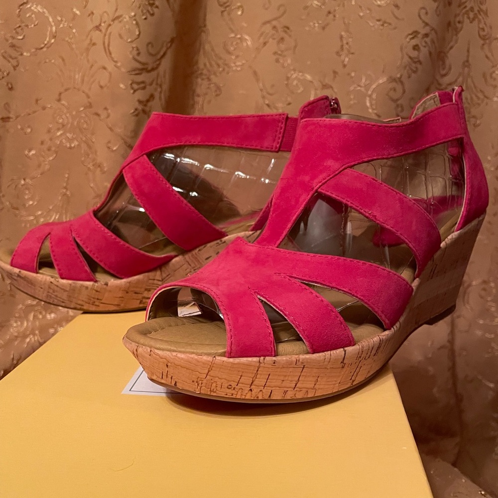 NIB Softspots Rhode Wedge Sandel Rare Magenta Color Size 7 Wide